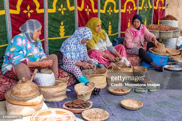 berberfrauen mit arganöl im ourika-tal im atlasgebirge, marokko - argan oil stock-fotos und bilder