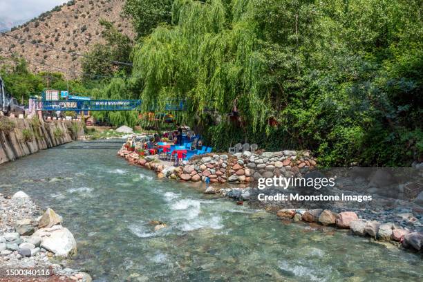setti fatma am fluss ourika im hohen atlasgebirge, marokko - atlasgebirge stock-fotos und bilder