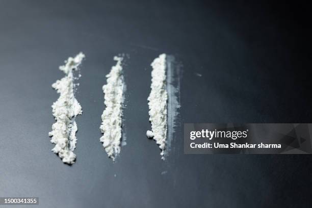 cocaine lines on black background - cocaine 個照片及圖片檔