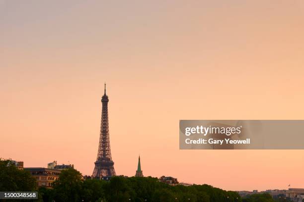 eiffel tower at sunset - paris tour eiffel photos et images de collection