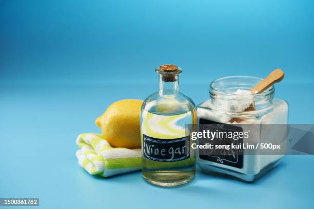 close-up of baking soda with text against blue background - azijn stockfoto's en -beelden