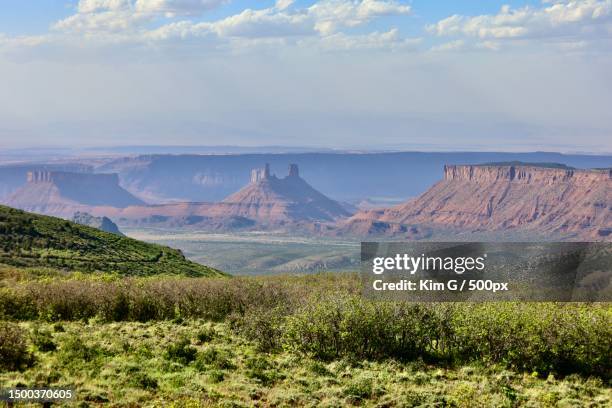 scenic view of landscape against cloudy sky,moab,utah,united states,usa - moab utah fotografías e imágenes de stock