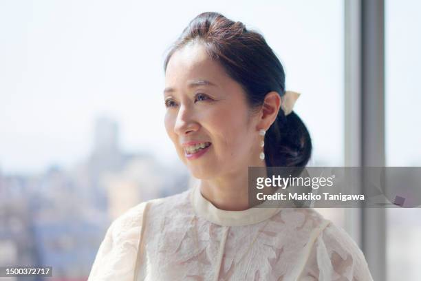 portrait of a beautiful businesswoman. - makiko tanigawa stock-fotos und bilder