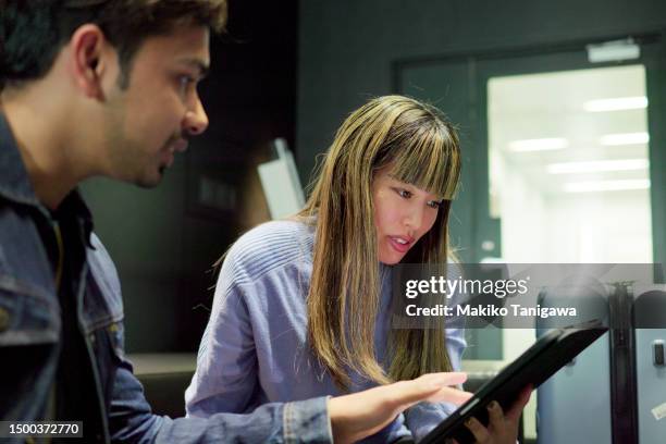 nnewlywed couple in an airport lounge. - makiko tanigawa stock-fotos und bilder