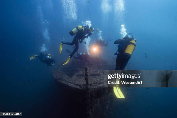 men and women examining el naranjito sunken ship undersea - competitive diving stock pictures, royalty-free photos & images