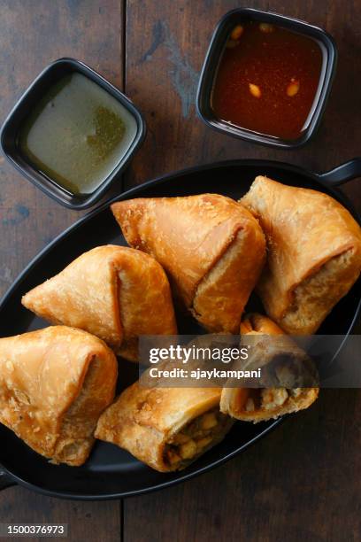 paneer chilli samosa - samosa stockfoto's en -beelden