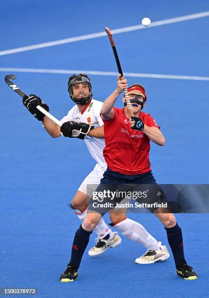 Sam Ward of Great Britain controls a high ball ahead of Alvaro Iglesias of Spain during the FIH Hockey Pro League Men's match between Great Britain...