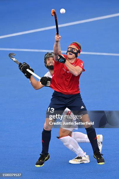 Sam Ward of Great Britain controls a high ball ahead of Alvaro Iglesias of Spain during the FIH Hockey Pro League Men's match between Great Britain...