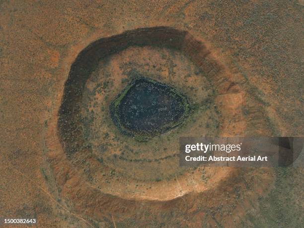 overhead shot looking down on wolfe creek meteorite crater, western australia, australia - étendue sauvage scène non urbaine photos et images de collection