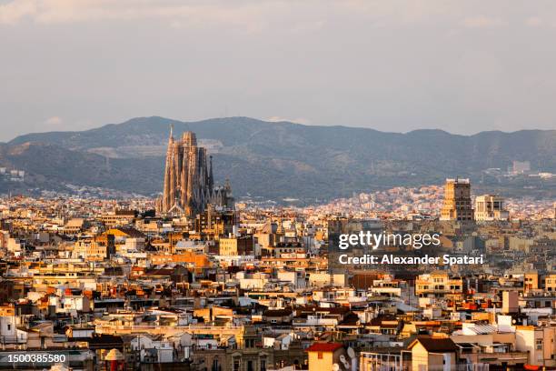 barcelona cityscape with sagrada familia at sunset, spain - barcelona von oben stock-fotos und bilder