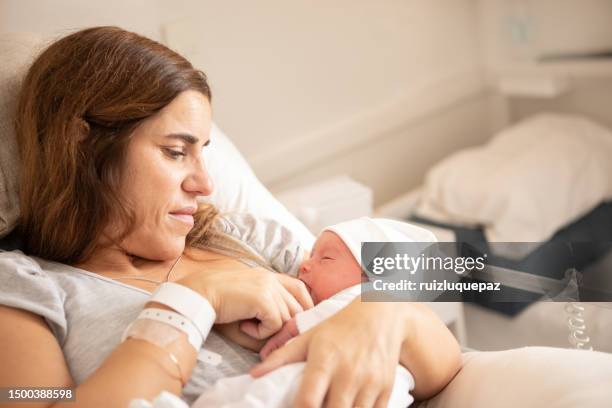 un bebé recién nacido de un día en el hospital - maternidad hospital fotografías e imágenes de stock