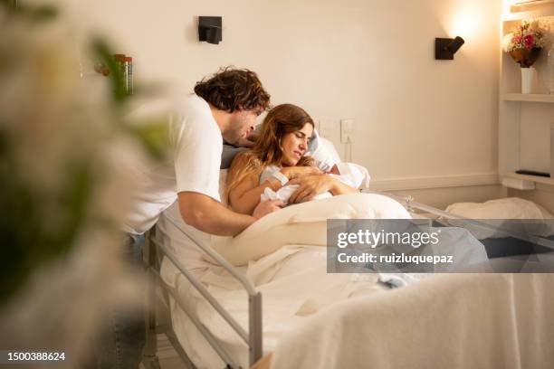 un bebé recién nacido de un día en el hospital - maternidad hospital fotografías e imágenes de stock