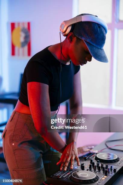 Music Operators Photos and Premium High Res Pictures - Getty Images