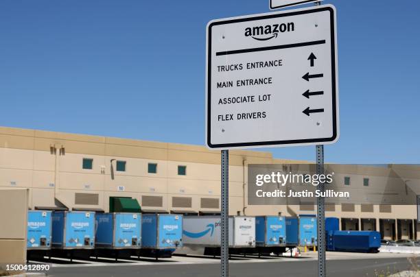 Amazon Loading Dock Blocks Trailer Loading Dock Photos and Premium High Res Pictures - Getty Images