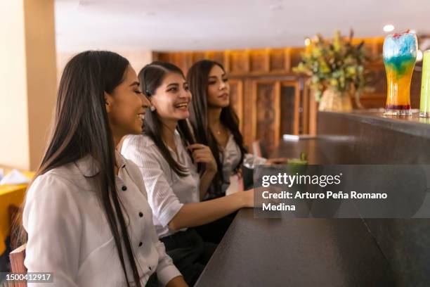 mujeres tomando una copa en el bar del hotel - indigenas mexicanos fotografías e imágenes de stock