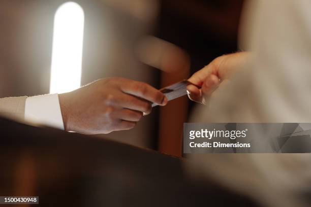 ホテルの受付係が顧客にキーカードを渡す - カードキー ストックフォトと画像