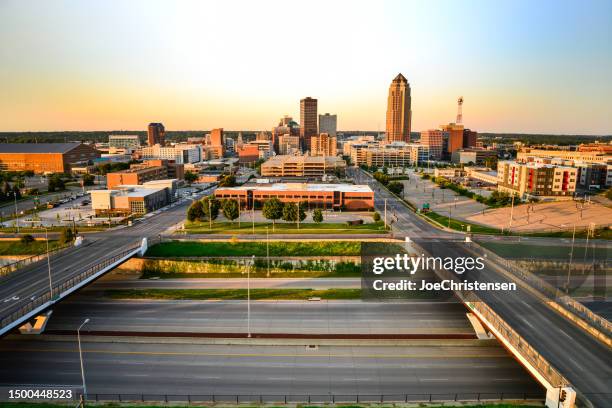 skyline von des moines - iowa stock-fotos und bilder