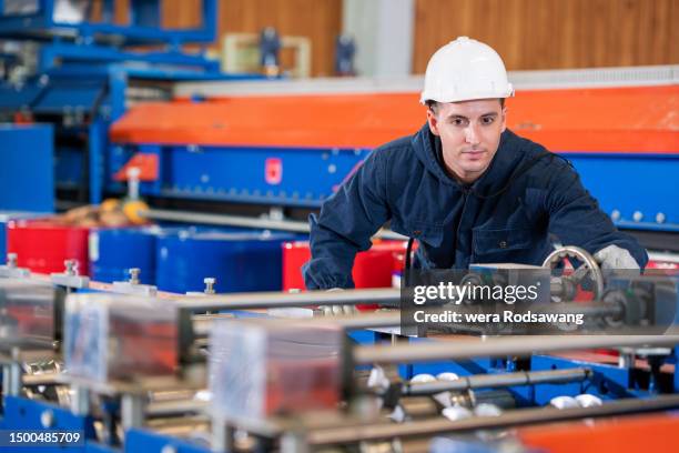 Machine Assembly Worker Plate Assembly Worker Photos and Premium High Res Pictures - Getty Images