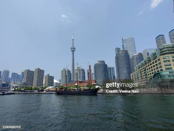 lake ontario/c n tower/toronto skyline/boat cruise - ontariosee stock-fotos und bilder