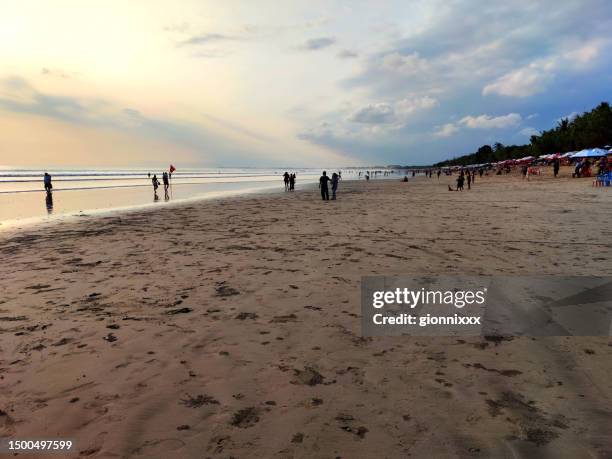 sonnenuntergang am strand von kuta, bali, indonesien - kuta stock-fotos und bilder