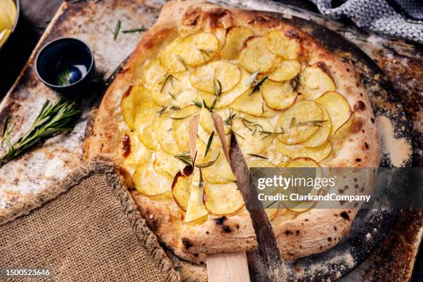 kartoffel-pizza - kochrezept stock-fotos und bilder