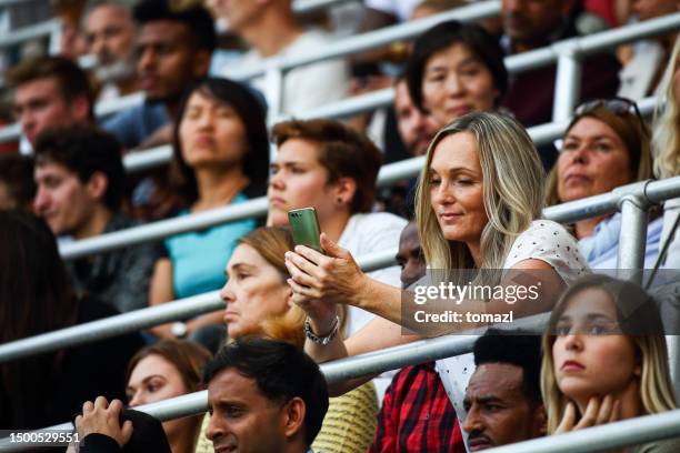 espectadores - mujer revisando el teléfono - american football sport fotografías e imágenes de stock