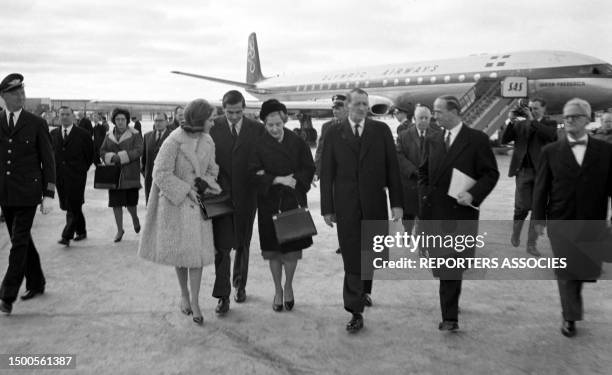 Le prince Constantin de Grèce et la princesse Anne-Marie de Danemark a leur descente d'avion à Copenhague le 26 janvier 1963, Danemark