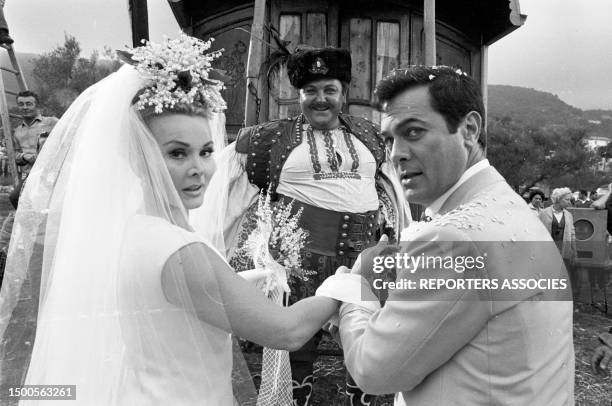 Tony Curtis et Zsa Zsa Gabor lors du tournage du film 'Arrivederci, Baby!' réalisé par Ken Hughes sur la Côte d'Azur en septembre 1965, France