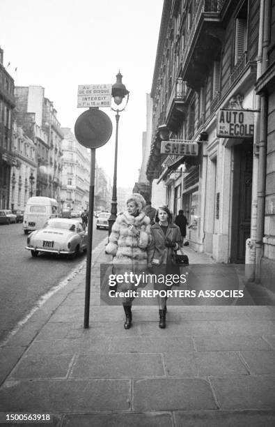 Anne De Zogheb, fiancée du chanteur américain Paul Anka, dans les rues de Paris le 15 février 1963, France