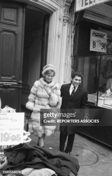 Le chanteur américain Paul Anka et sa femme Anne De Zogheb à Paris le 14 février 1963, France