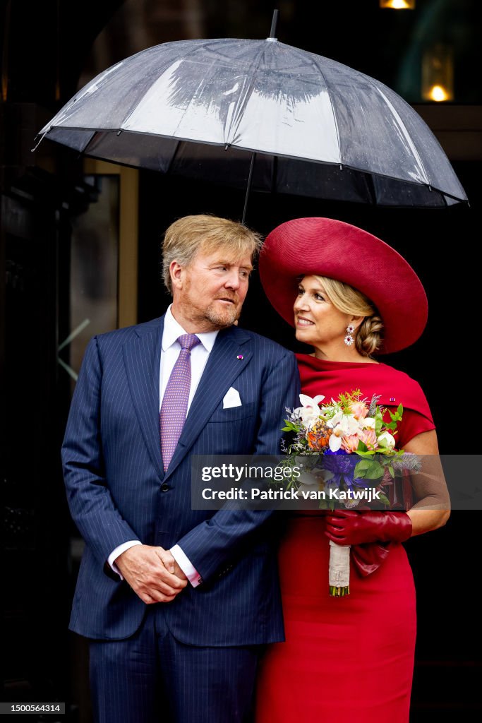 CASA REAL BELGA - Página 95 King-willem-alexander-of-the-netherlands-and-queen-maxima-of-the-netherlands-visit-the-city