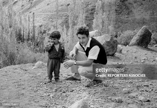 Acteur français Jacques Charrier et son fils Nicolas-Jacques lors d'un voyage en Iran le 18 novembre 1963