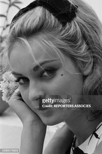 Actrice française Geneviève Grad lors du tournage du film 'Le gendarme de Saint-Tropez' le 22 mai 1964, France