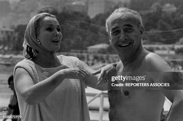 Zsa Zsa Gabor et son mari Herbert Hutner en vacances sur la Côte d'Azur le 20 juillet 1964, France