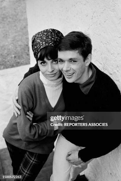 Karen Blanguernon et son mari Dirk Sanders chez eux à Paris le 15 avril 1964, France