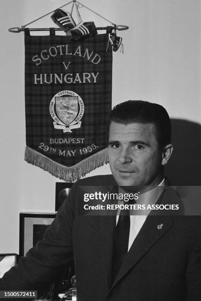 Le footballeur hongrois Ferenc Puskás chez lui à Madrid le 11 avril 1964, Espagne