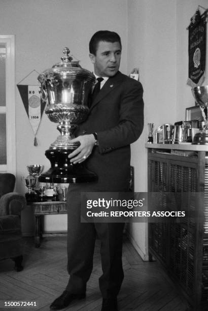 Le footballeur hongrois Ferenc Puskás chez lui à Madrid le 11 avril 1964, Espagne