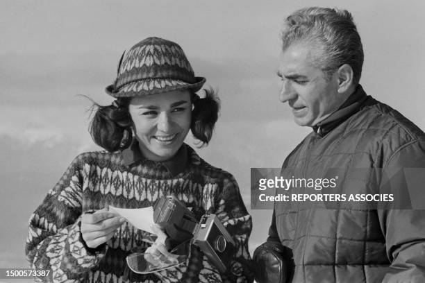 Impératrice Farah Diba Pahlavi et son mari le Shah d'Iran au ski dans la station de Axamer Lizum le 15 février 1964, Autriche