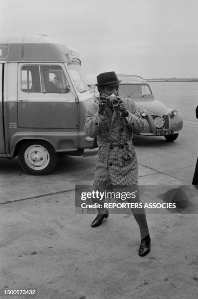 Sammy Davis Jr. À son arrivée à l'aéroport d'Orly le 22 mai 1963, France