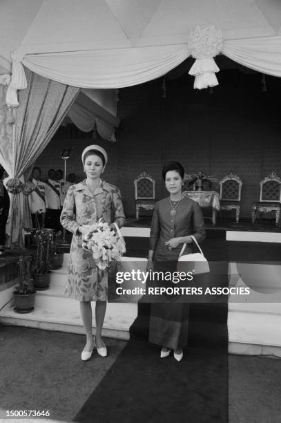 Impératrice Farah Diba Pahlavi et la Reine Sirikit Kitiyakara de Thaïlande lors d'une cérémonie à Bangkok le 22 janvier 1968