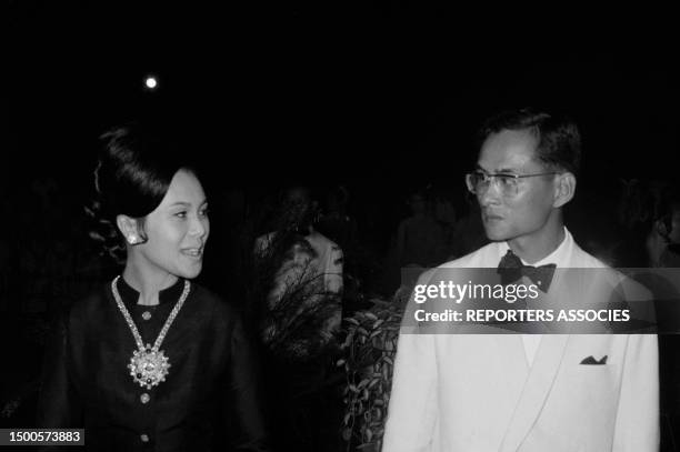 Le Roi Bhumibol Adulyadej et la Reine Sirikit Kitiyakara de Thaïlande à Bangkok le 22 janvier 1968