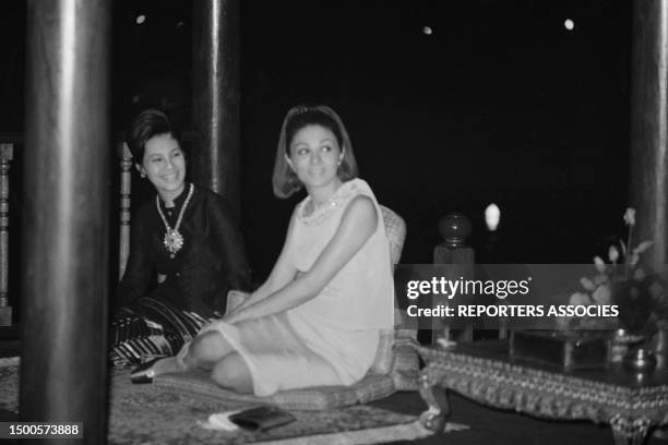 Impératrice Farah Diba Pahlavi et la Reine Sirikit Kitiyakara de Thaïlande lors d'une cérémonie à Bangkok le 22 janvier 1968