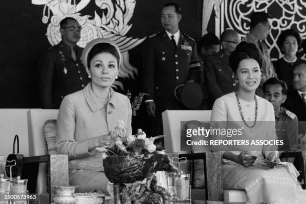 Impératrice Farah Diba Pahlavi et la Reine Sirikit Kitiyakara de Thaïlande lors d'une cérémonie à Bangkok le 26 janvier 1968