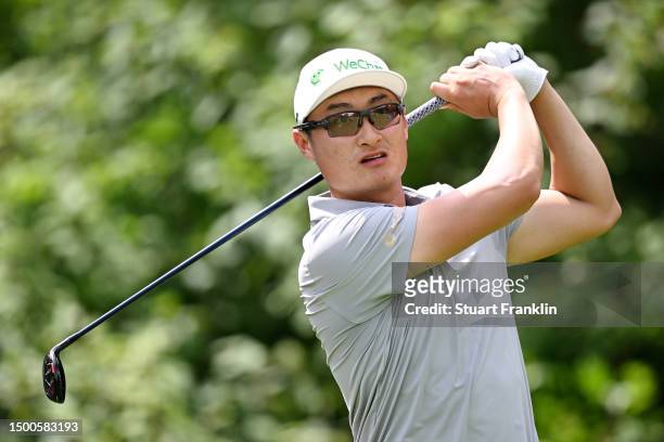Haotong Li of China tees off on the 7th hole during Day One of the BMW International Open at Golfclub Munchen Eichenried on June 22, 2023 in Germany.