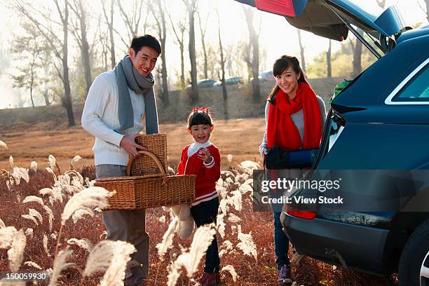 family in autumn - car park stock-fotos und bilder