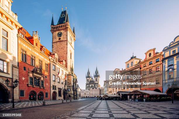 old town square (staromestske namesti) in the morning, prague, czech republic - prag stock-fotos und bilder