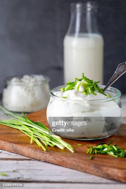 fresh curd and herbs - dairy product - quark stockfoto's en -beelden