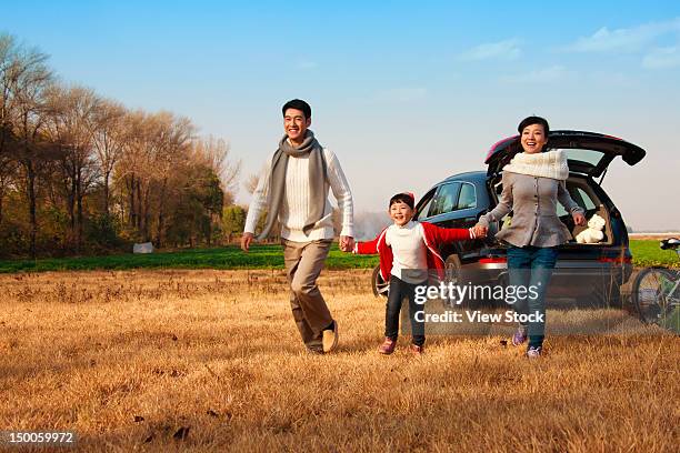 family in autumn - asian couple car stockfoto's en -beelden