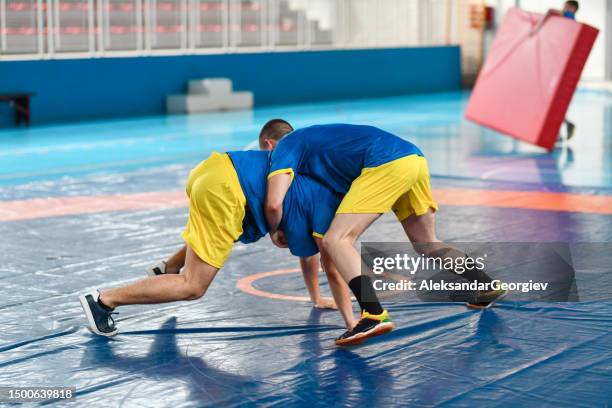 counter moves by wrestlers in gym during practice - wrestling team stock pictures, royalty-free photos & images