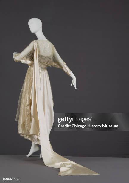 Wedding dress and detachable train , 1919 .